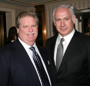 Elliot Broidy(vľavo) s izraelským premierom Netanyauhom